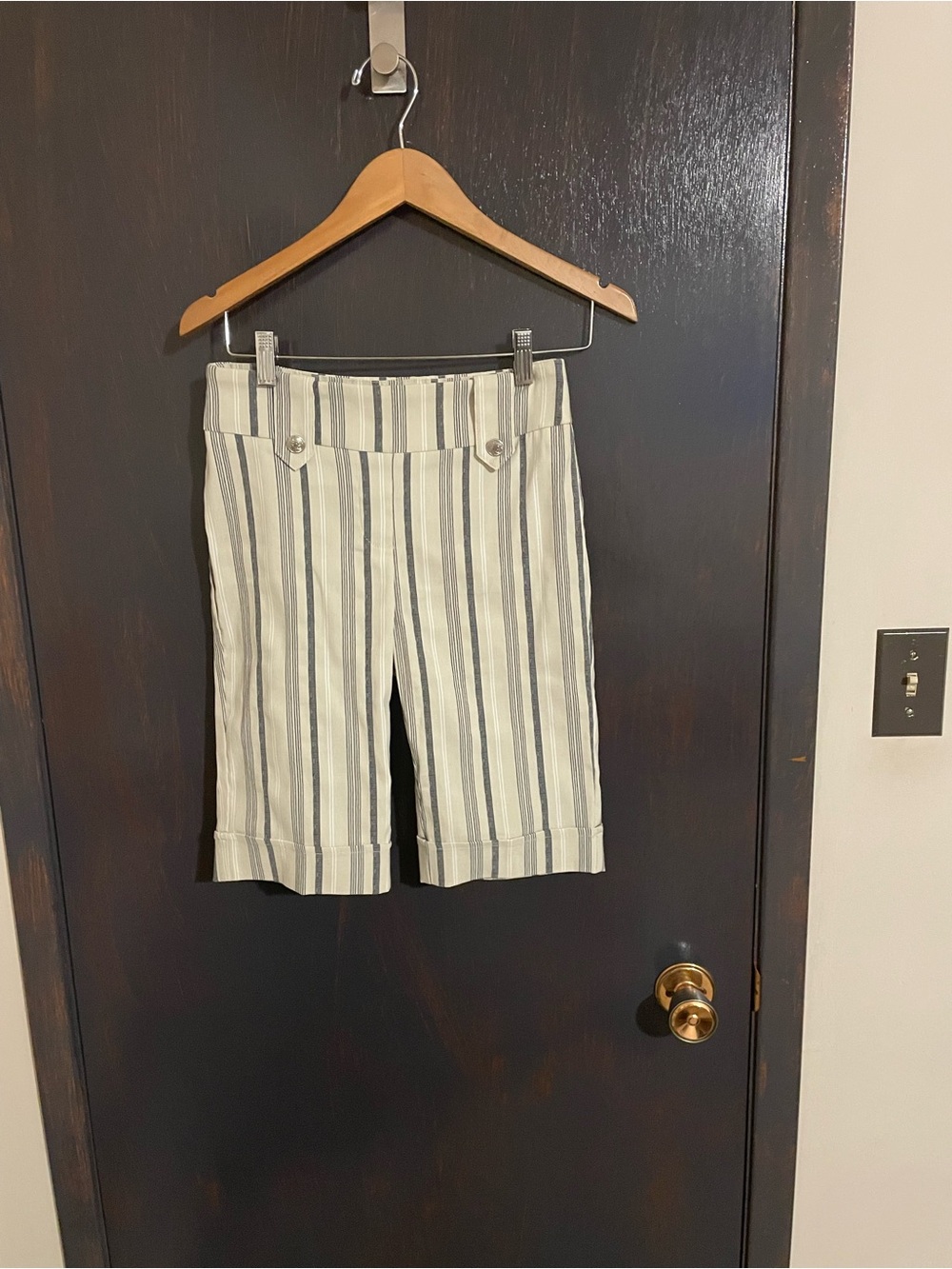 Suzy Shier Ladies Cream And Grey Striped Shorts Size Small NWT